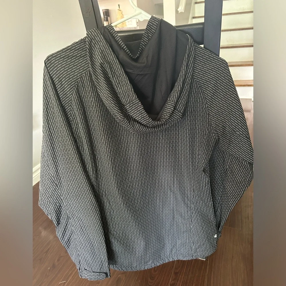Sugoi Reflective Women’s Lightweight Running Jacket - Picture 2 of 3